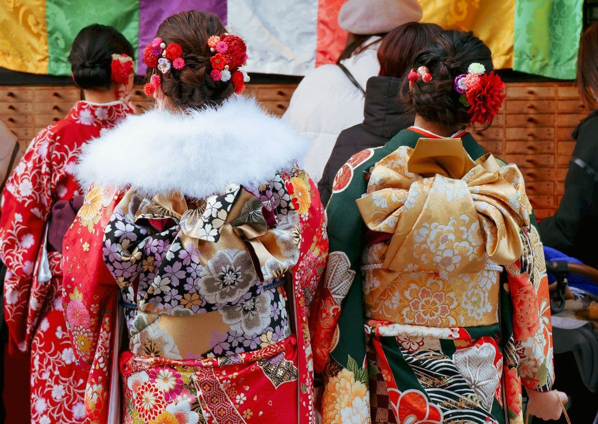 Superbes ceintures obi portées par des jeunes femmes lors de la Cérémonie de la majorité (Seijinshiki)
