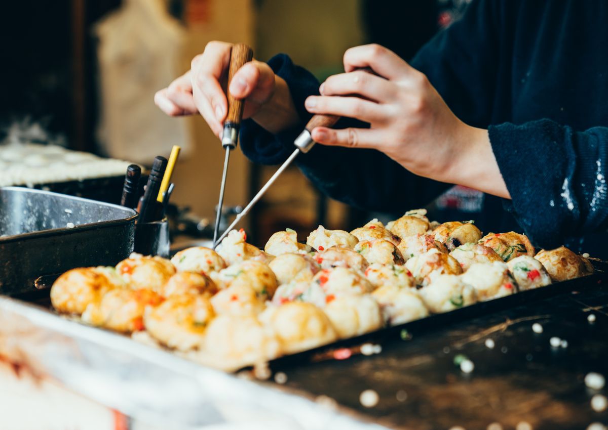 Préparation de takoyaki, street food emblématique d’Osaka, Japon