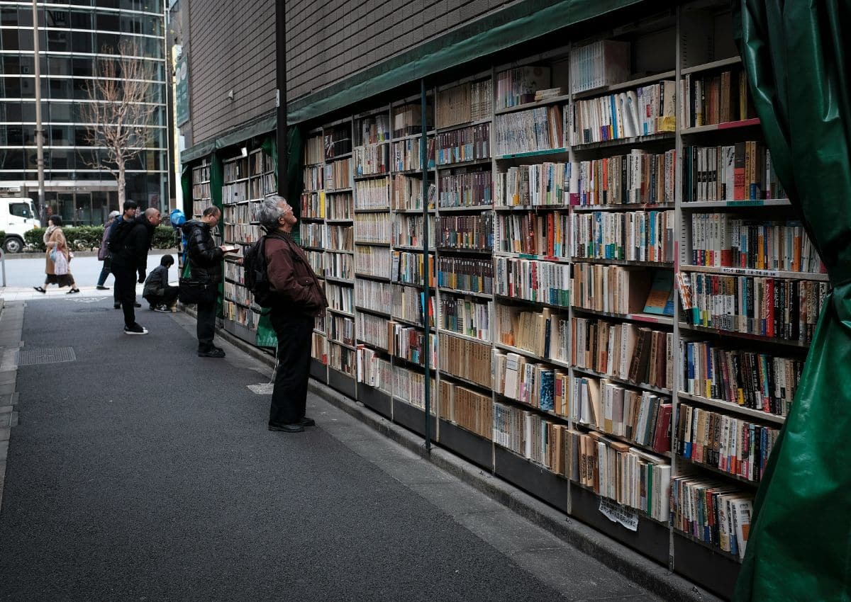 Plusieurs personnes regardant des livres d’occasion à Tokyo, Japon