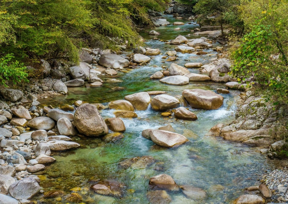 Rivière traversant la vallée de Kiso, Japon