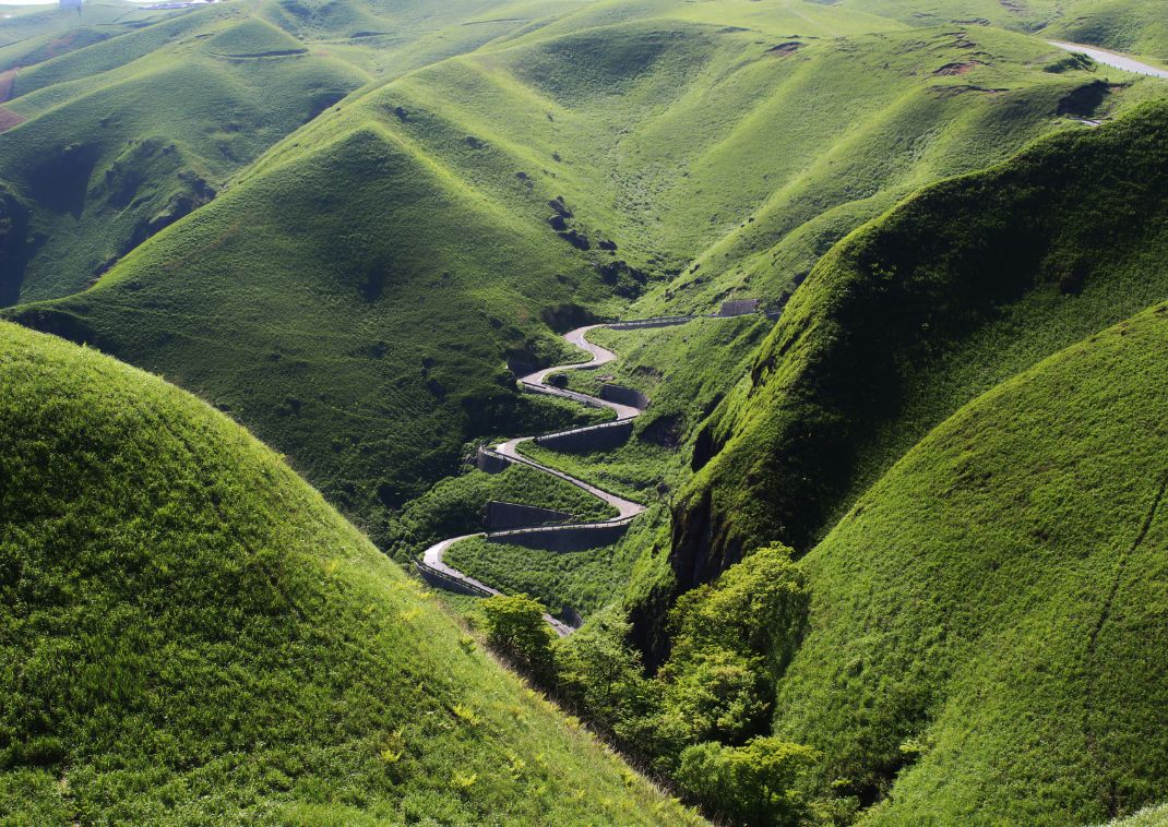 Route zigzagant dans la région du mont Aso, Japon
