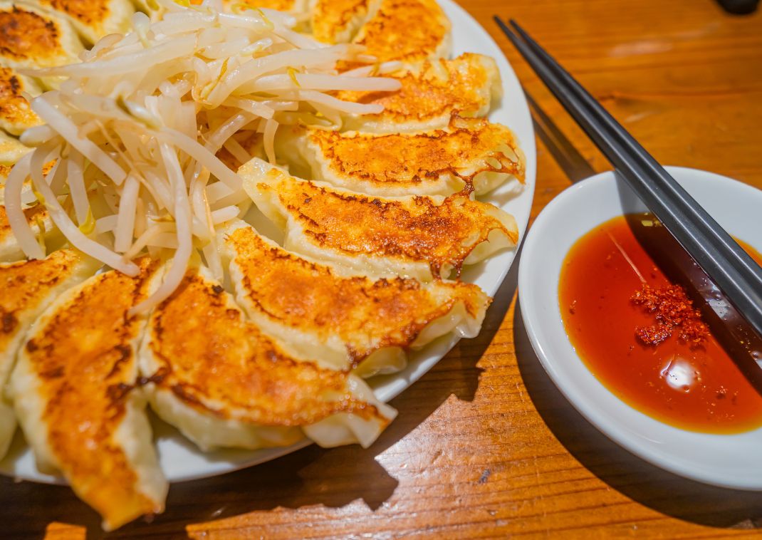 Les irrésistibles gyoza d’Hamamatsu déposés sur une assiette avec des baguettes
