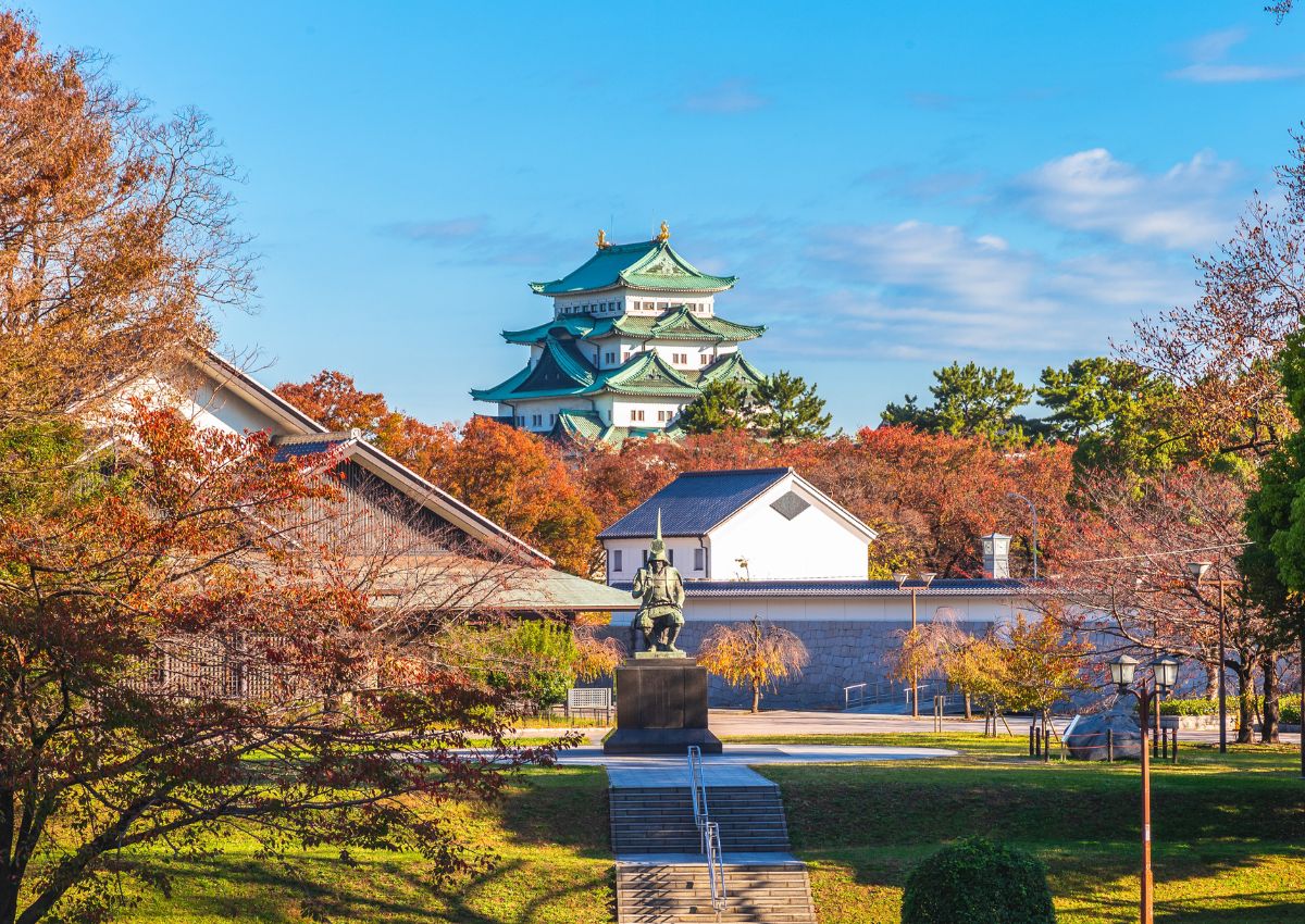 Château de Nagoya en automne, Japon
