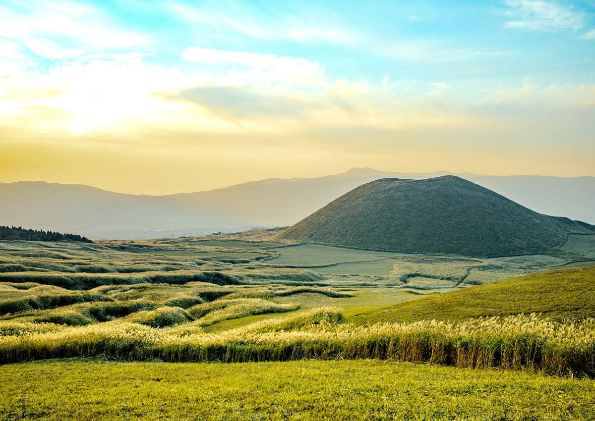 La colline de Komezuka sur le mont Aso en été, Kumamoto, Japon