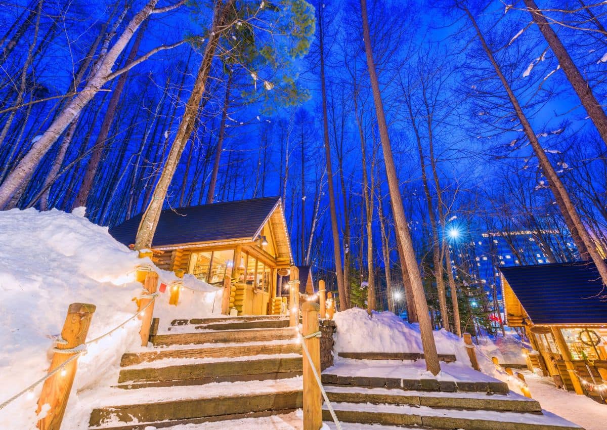 Chalets en hiver au crépuscule, Furano, Hokkaido