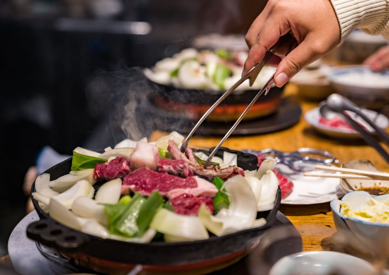 Plat d’agneau grillé Jingisukan, Hokkaido, Japon