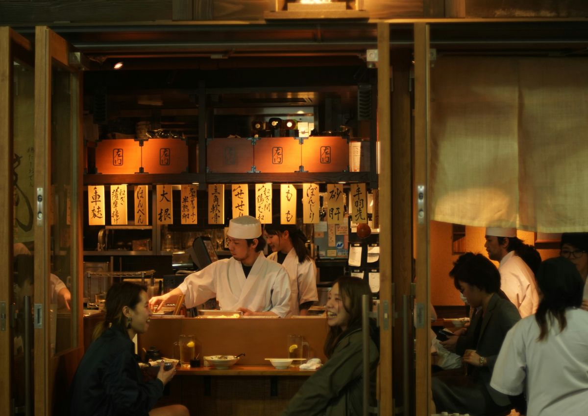 Jeunes femmes dans un izakaya local, Osaka, Japon