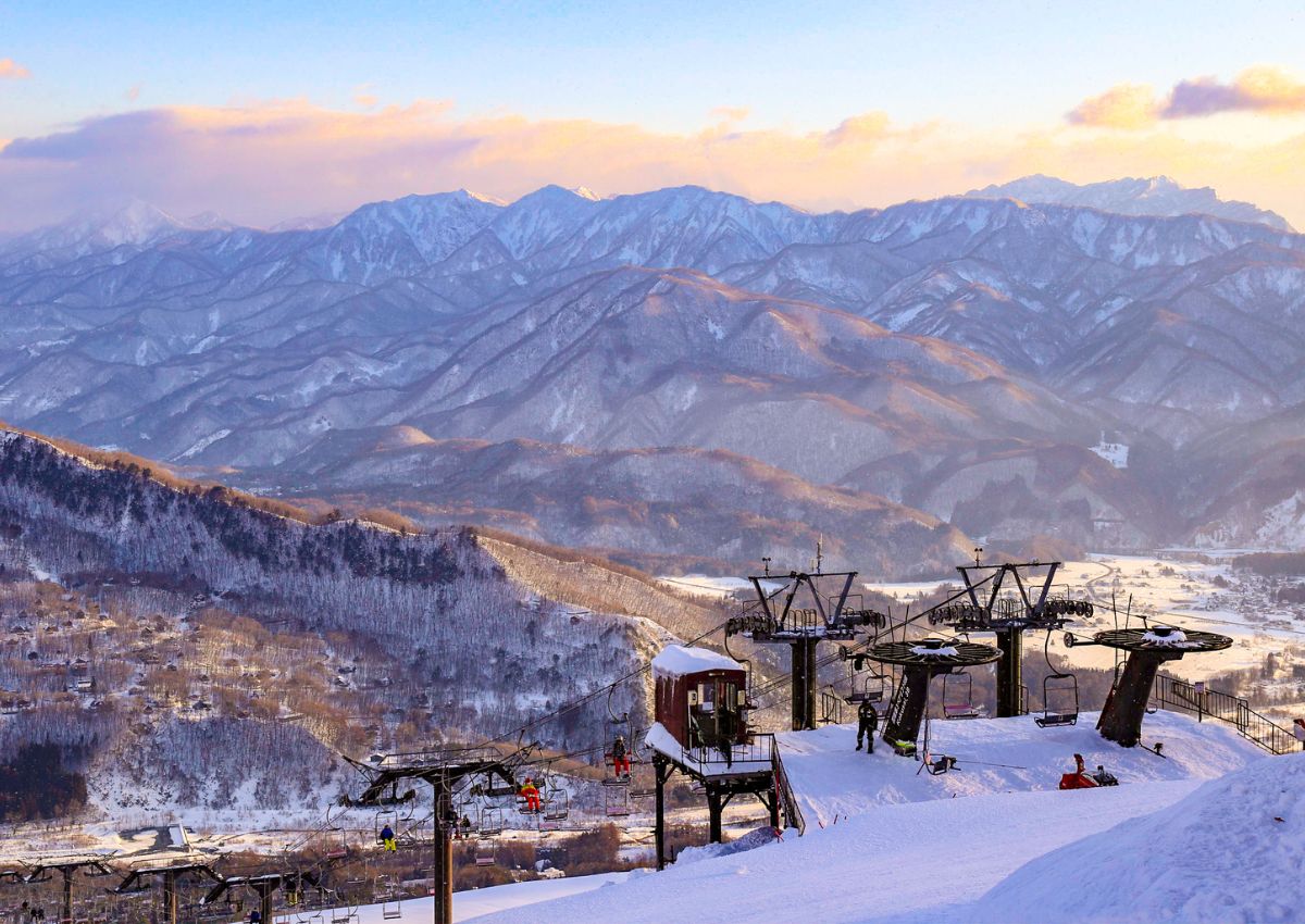 Coucher de soleil sur la vallée d’Hakuba en hiver, Nagano, Japon