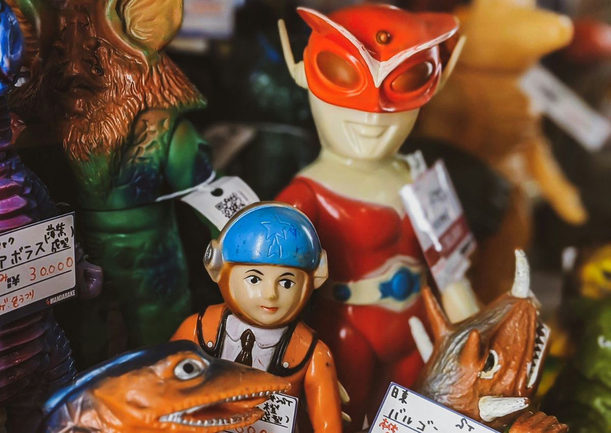 Figurines de collection dans une boutique de seconde main japonaise