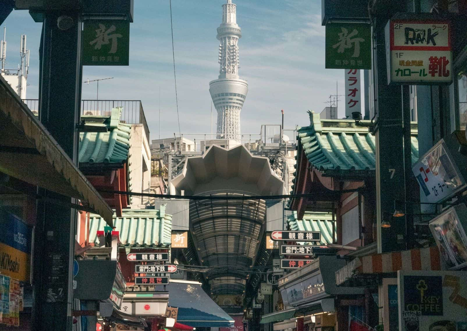 Une-rue-d-Asakusa-bordée-de-boutiques-et-vue-sur-le-Tokyo-Skytree