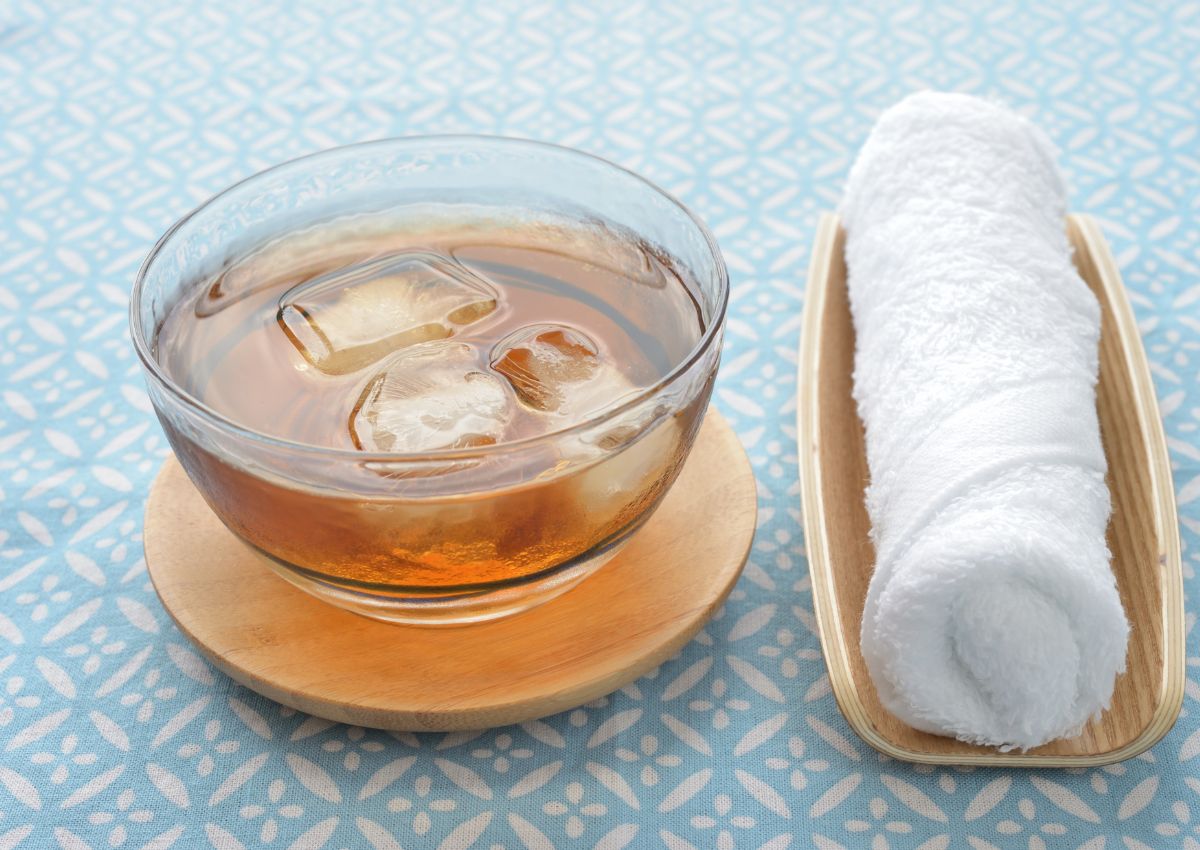 Accueil omotenashi japonais avec une boisson fraiche et une serviette pour se nettoyer les mains