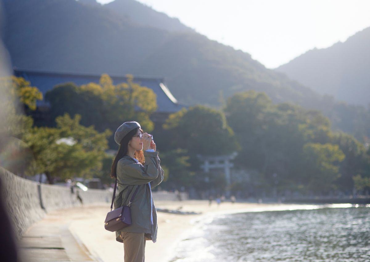 Voyageuse solo prenant une photo au Japon