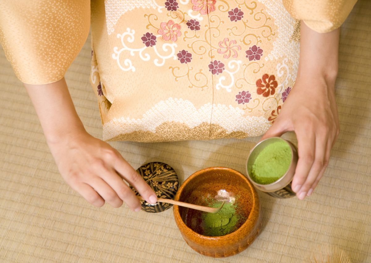 Mains préparant le matcha lors d’une cérémonie du thé traditionnelle au Japon