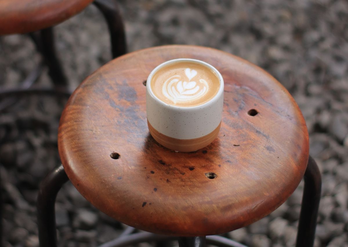 Tasse de café posée sur un tabouret vintage