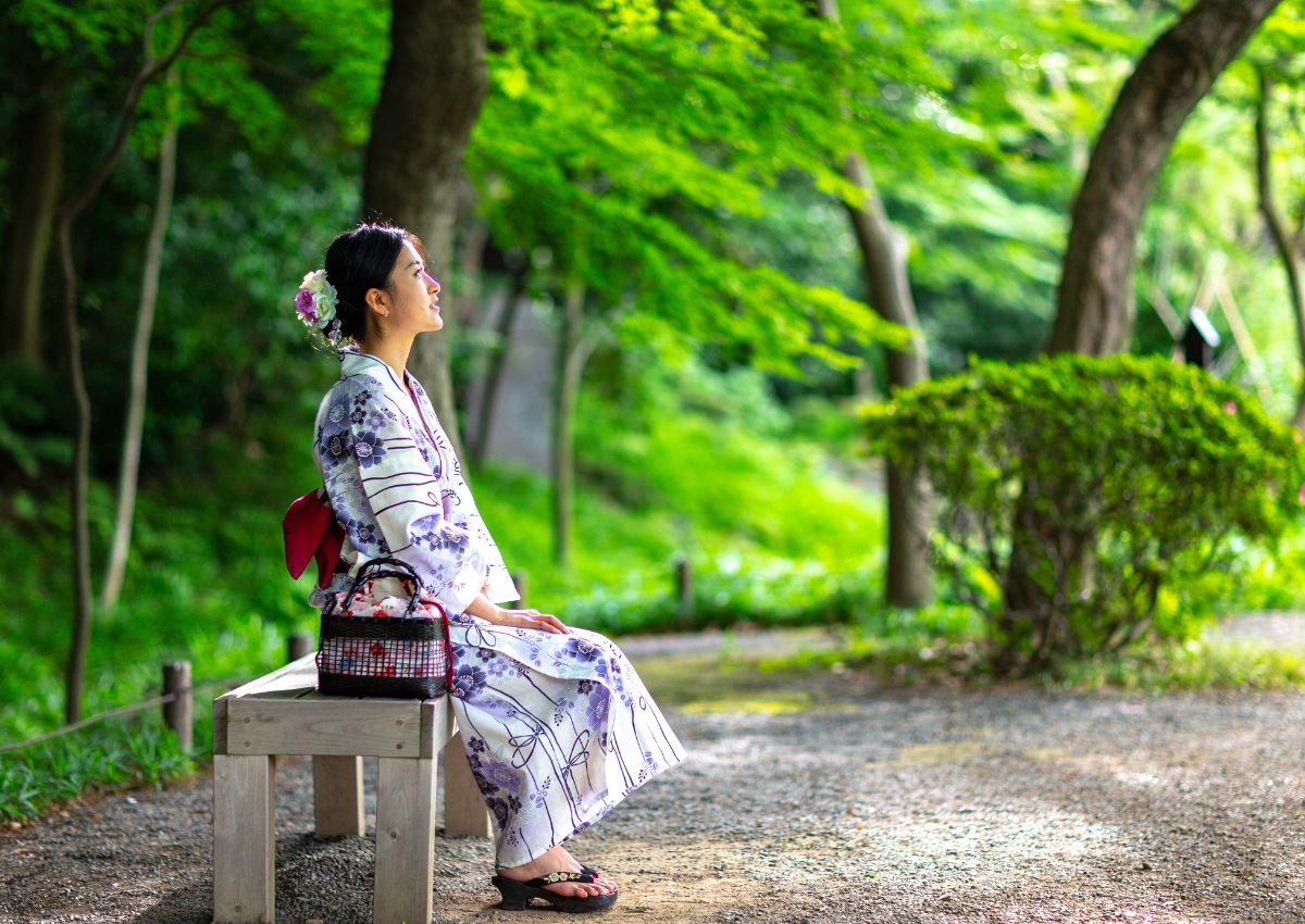 Femme portant un yukata en été