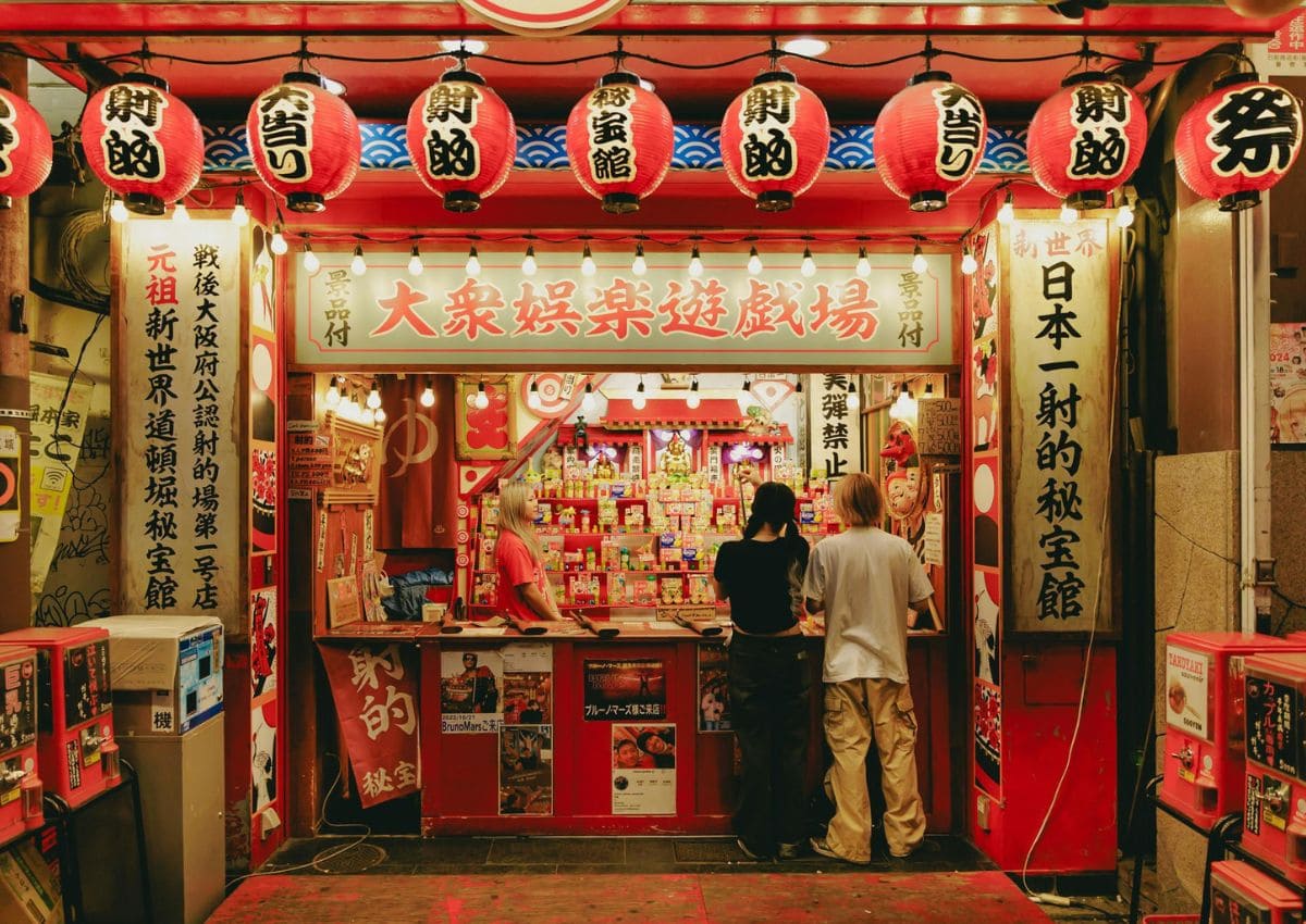 Stand de street food nocturne à Osaka, Japon