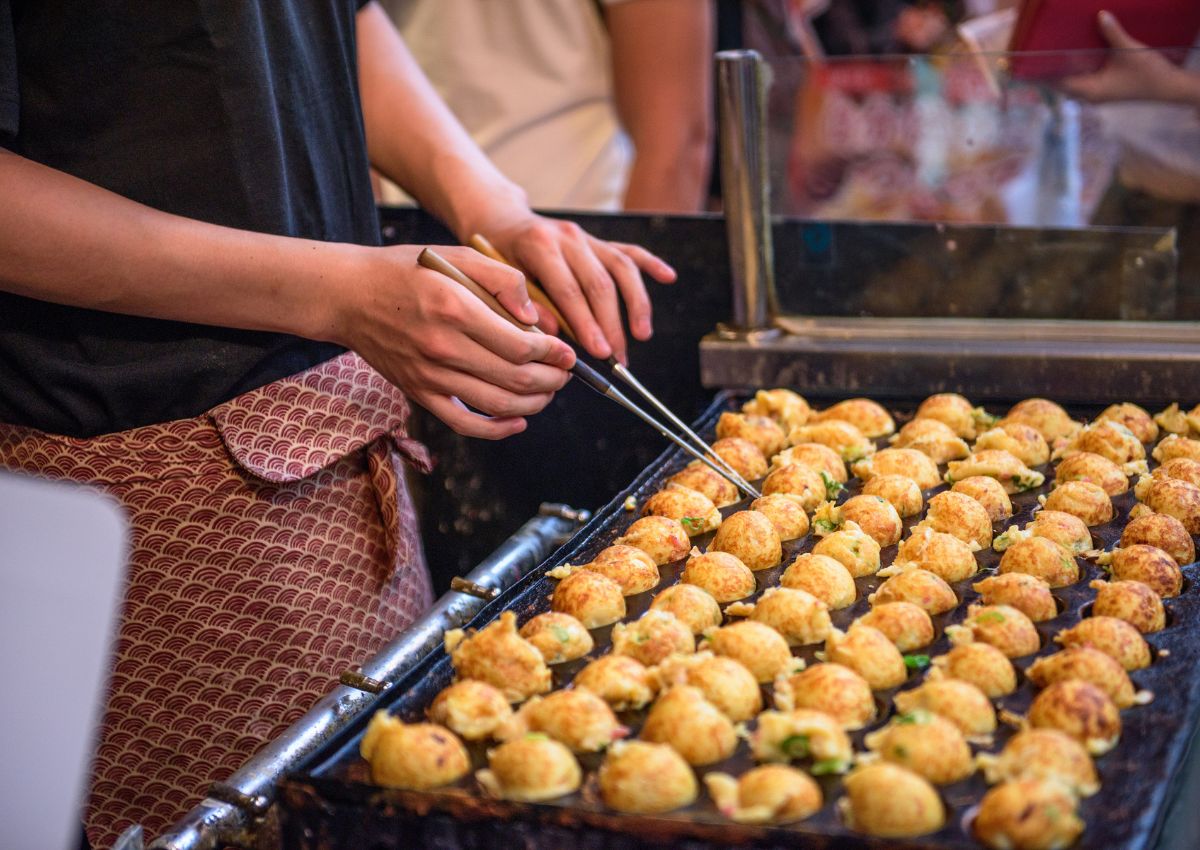Stand yatai vendant des takoyaki