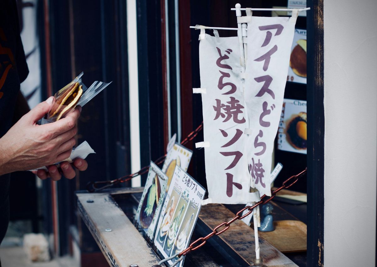 Personne achetant un dorayaki dans la rue