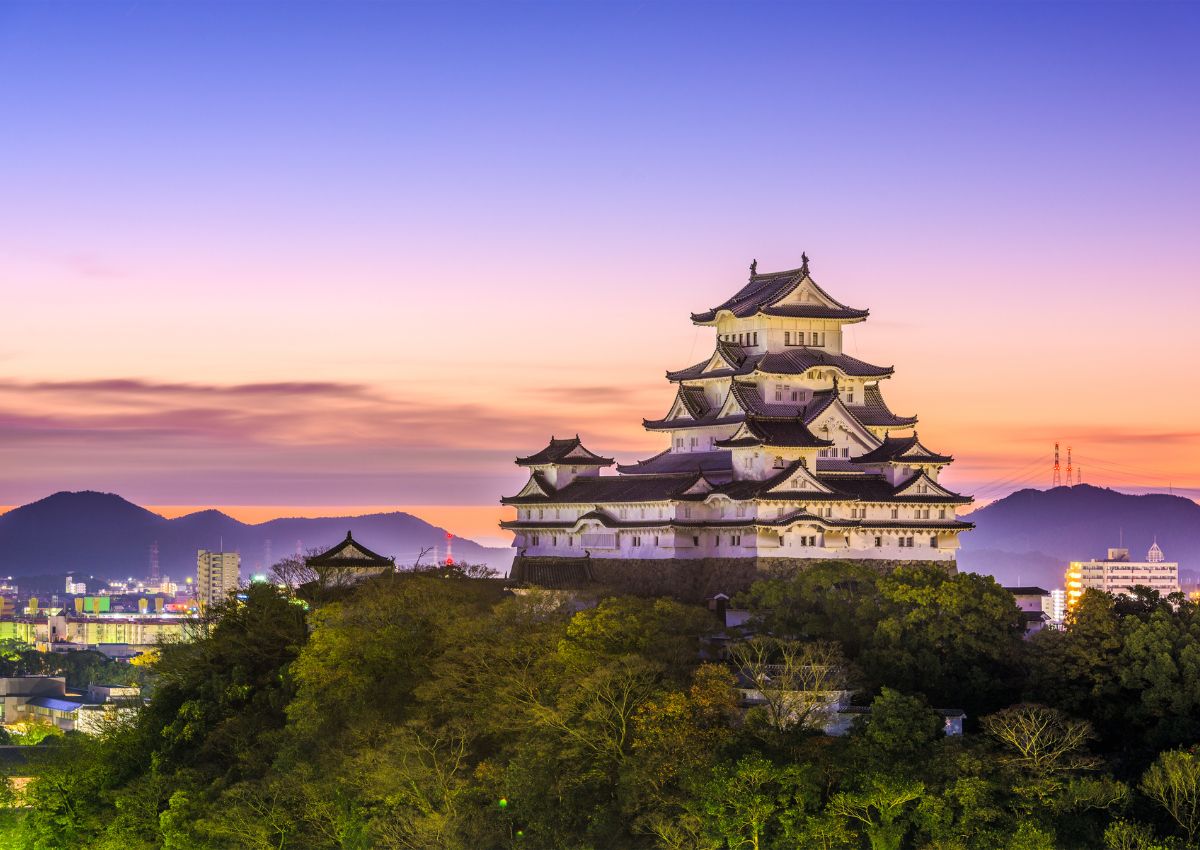 Château d’Himeji surplombant la ville au coucher du soleil, Himeji, Japon