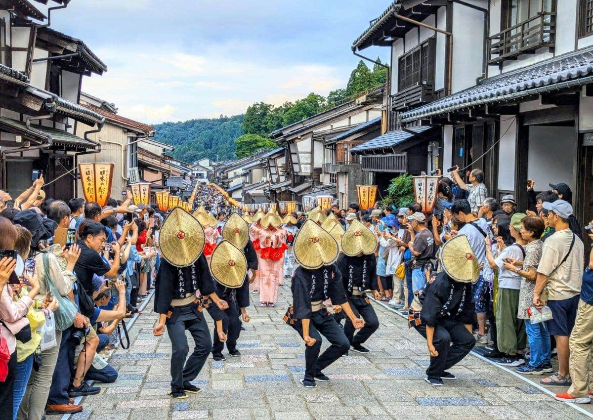 Parade de danseurs dans la ville de Yatsuo, préfecture de Toyama, Japon