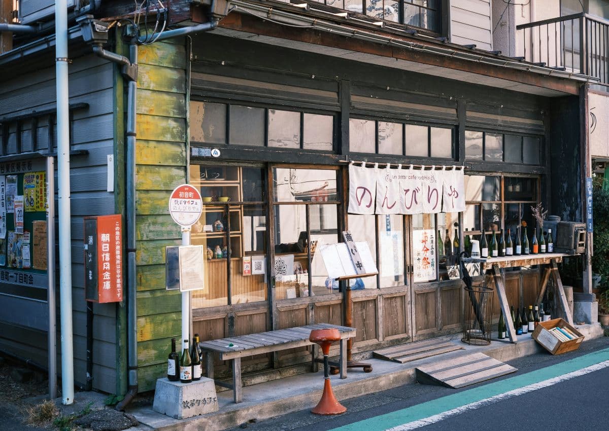 Façade en bois d’un kissaten traditionnel au Japon
