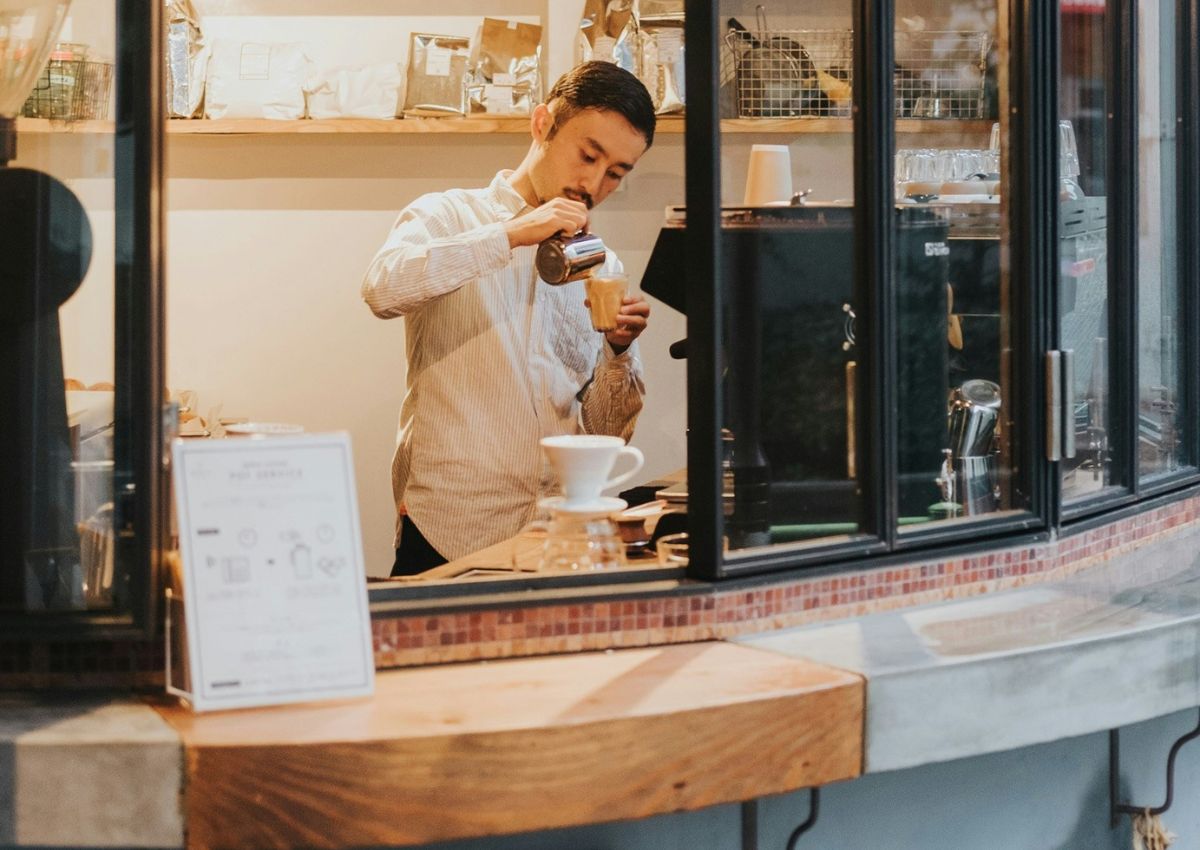 Barista versant du café à Tokyo, Japon