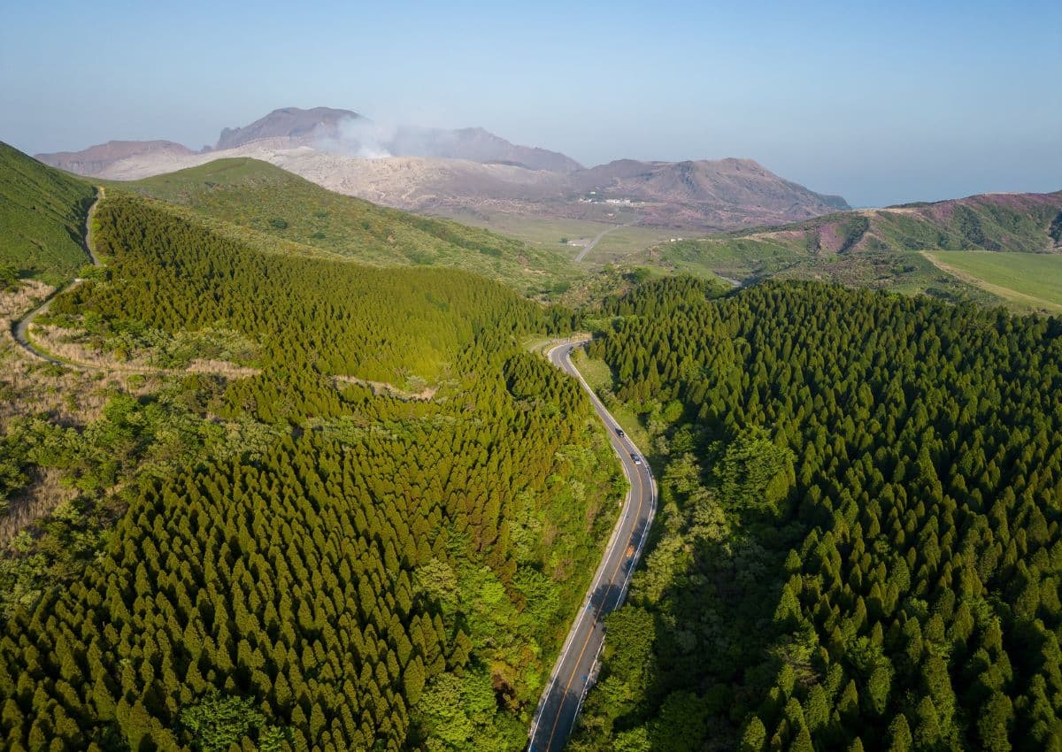 La route vers le mont Aso, le plus grand volcan actif du Japon, Kumamoto