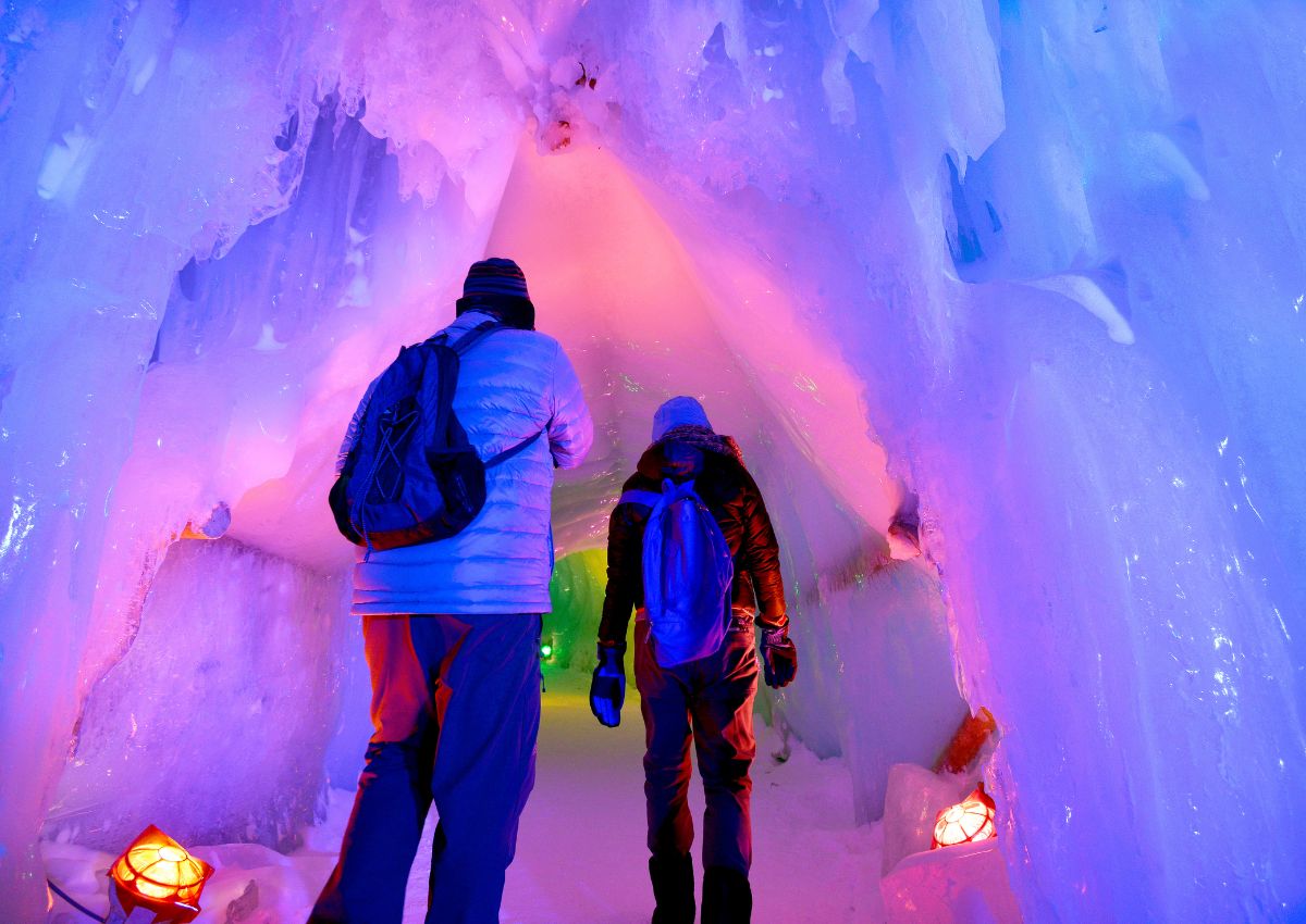 Grotte de glace illuminée à Hokkaido, Japon