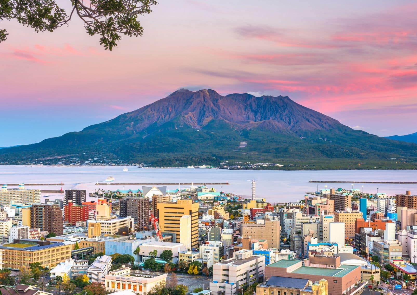Skyline de Kagoshima avec le volcan Sakurajima en toile de fond au crépuscule