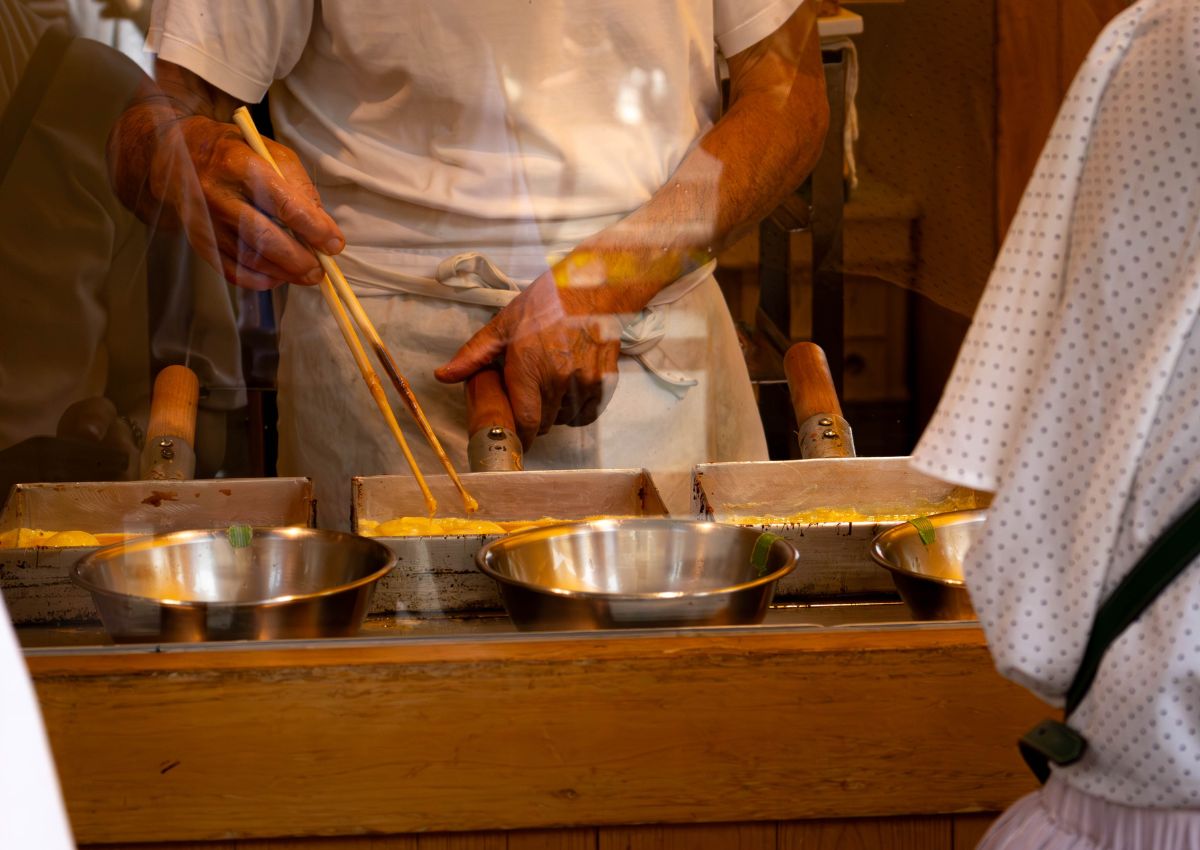 Cuisson d’omelettes tamagoyaki sur un marché de Tokyo