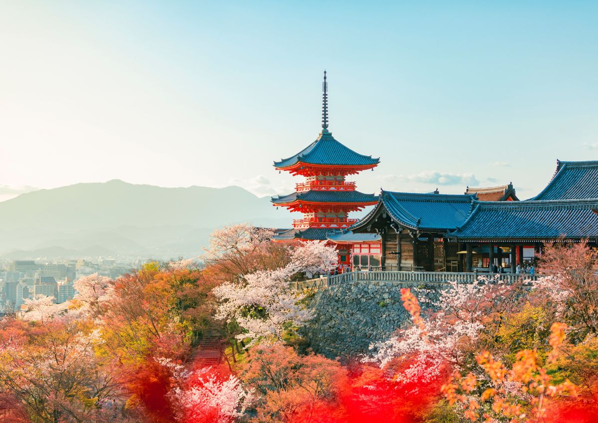 Temple Kiyomizu-dera dans la végétation printanière à Kyoto, Japon