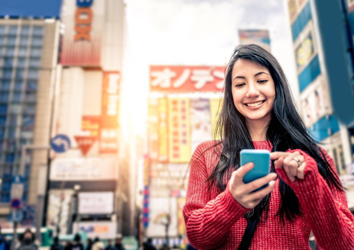 Jeune femme au téléphone au Japon