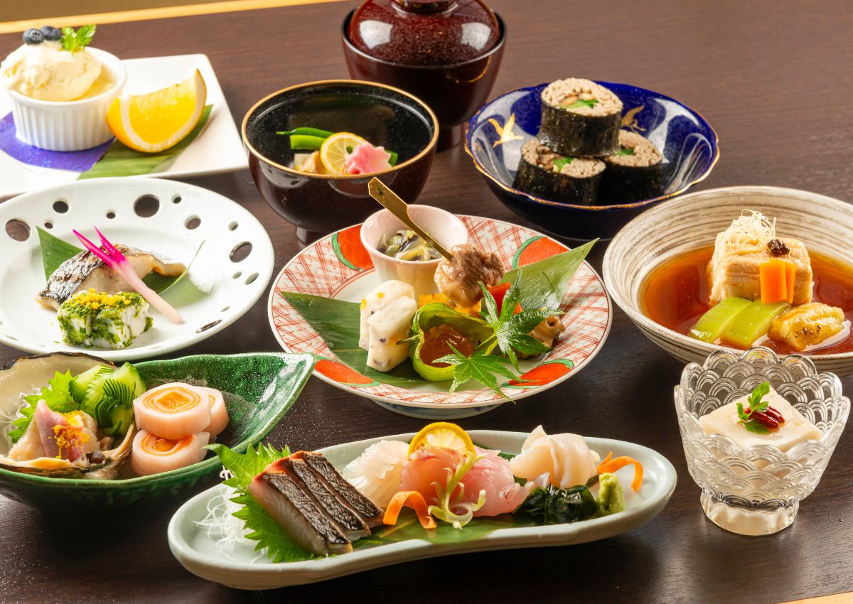 Assortiment de plats d’un dîner kaiseki japonais posés sur une table