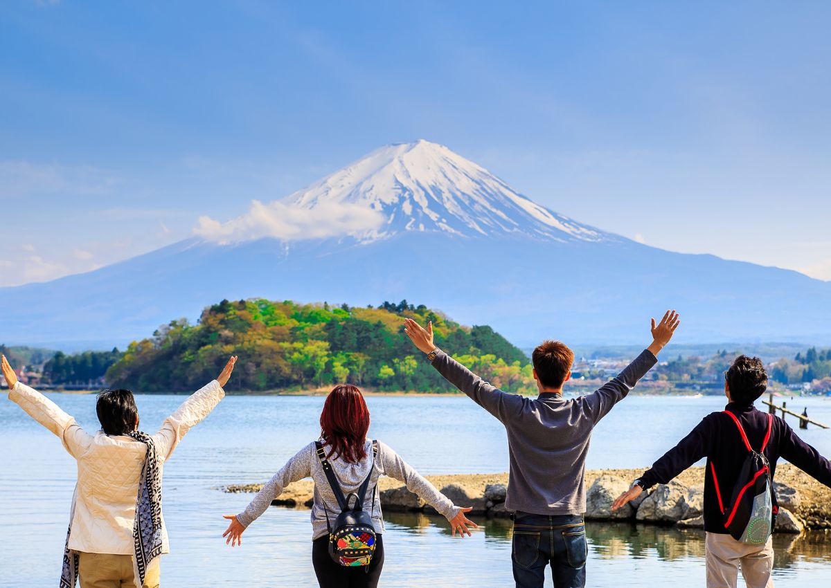 Quatre voyageurs devant le mont Fuji, Japon