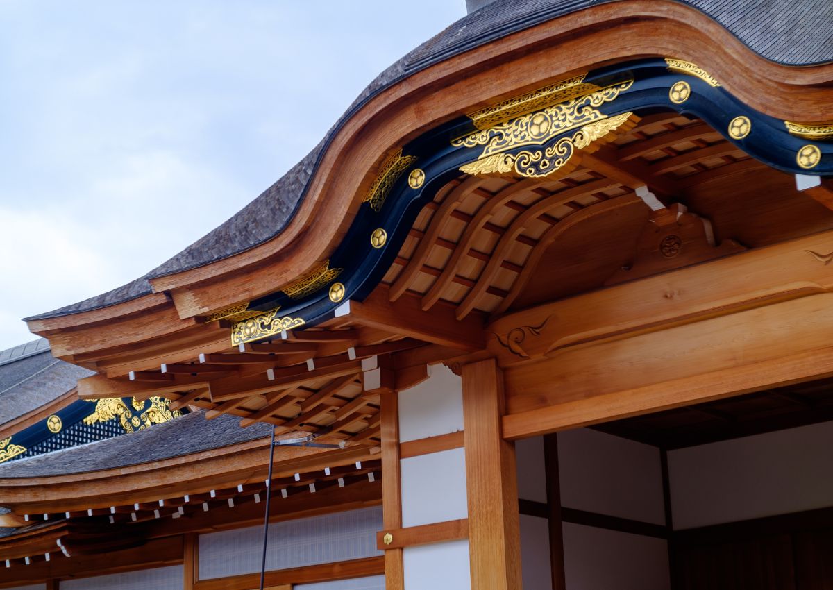 Poutres rénovées du château de Nagoya avec l’emblème Tokugawa, Japon