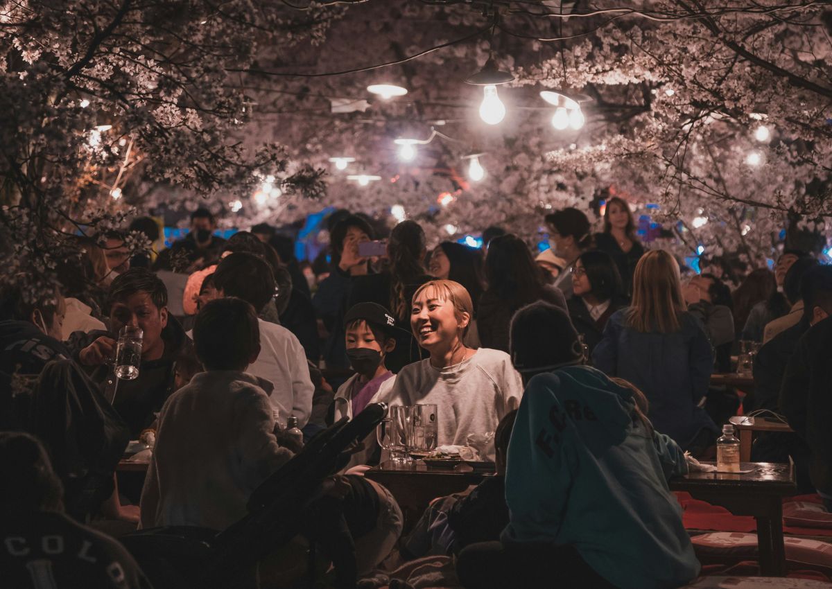Groupe d’amis célébrant le hanami à Kyoto, Japon