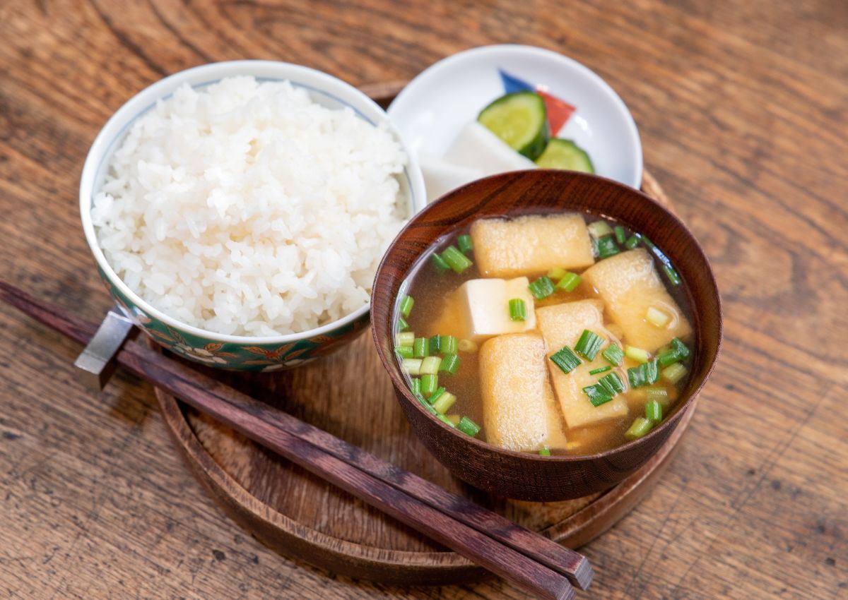 Petit déjeuner japonais simple avec riz et soupe miso