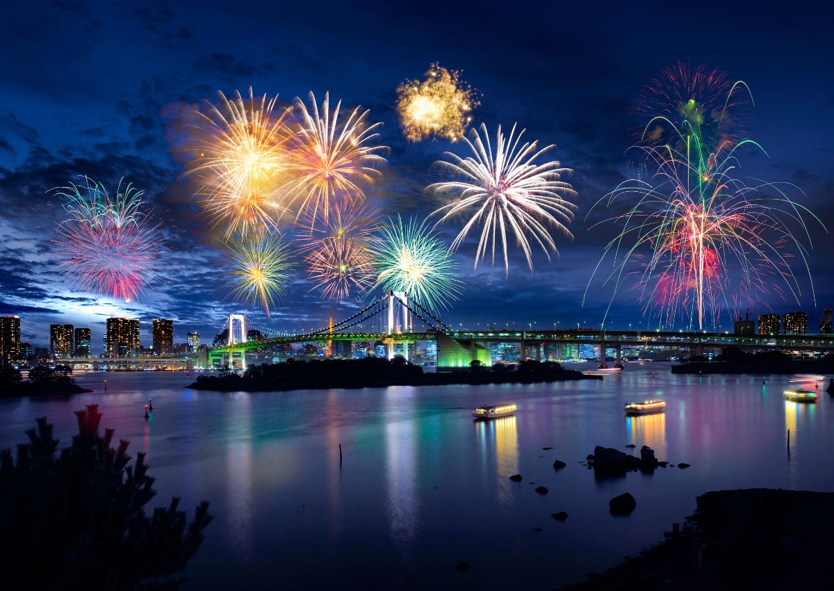 Vue de la ville de Tokyo avec spectacle de feux d'artifice