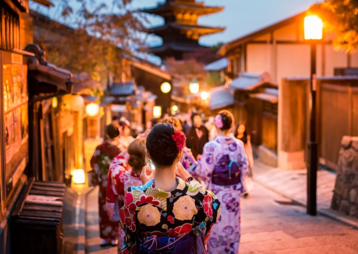 Jeunes femmes en kimono dans les rues de Kyoto à la tombée du jour, Japon