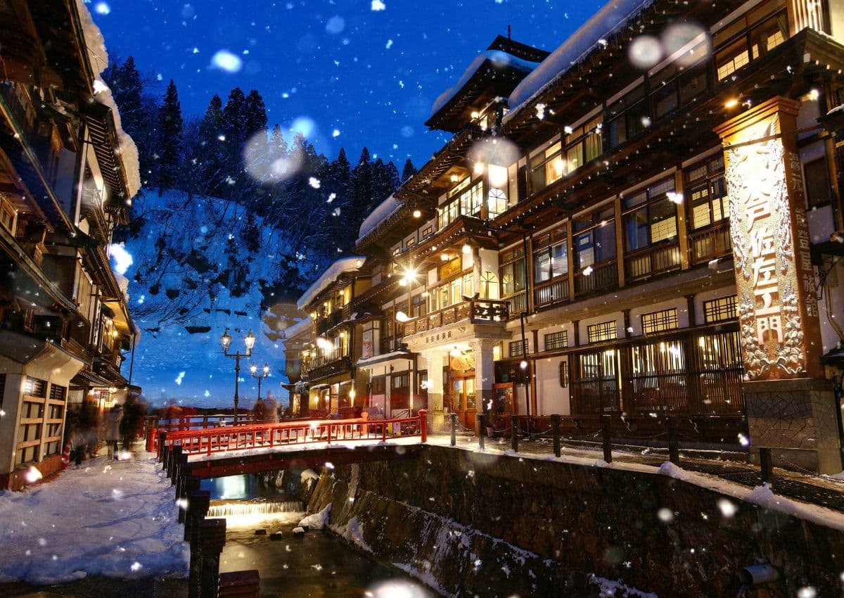 Nuit enneigée à Ginzan Onsen, Japon