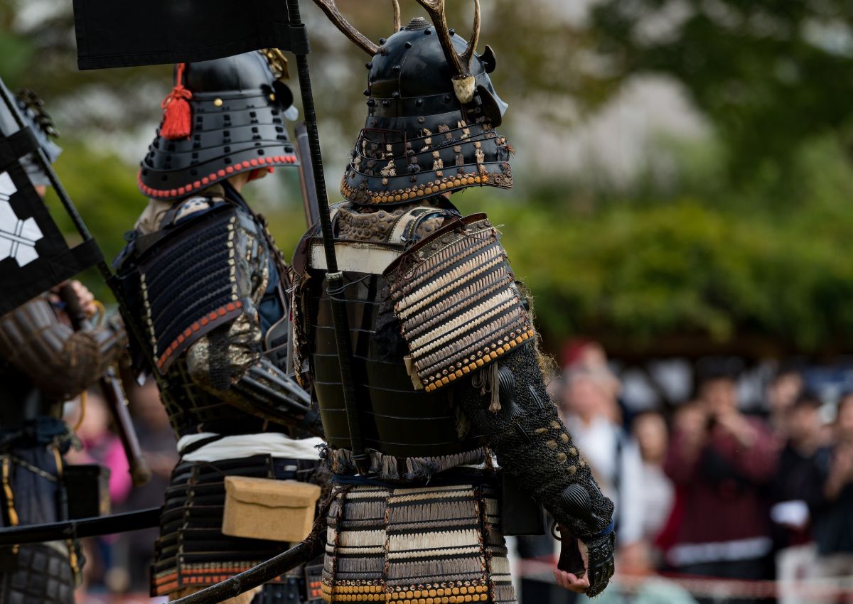 Hommes vêtus d’armures de samouraï, Japon