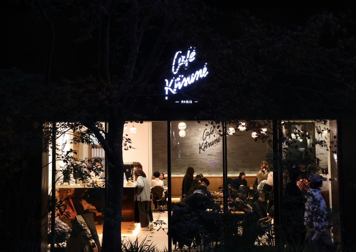 Café Kitsuné de nuit à Tokyo, Japon