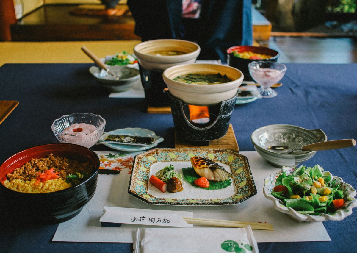 Petit déjeuner japonais traditionnel en ryokan