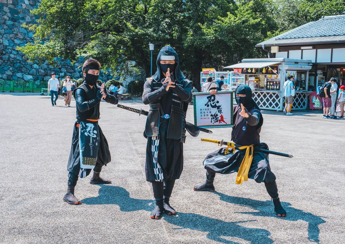 Hommes vêtus de tenues de ninja au château de Nagoya, Japon