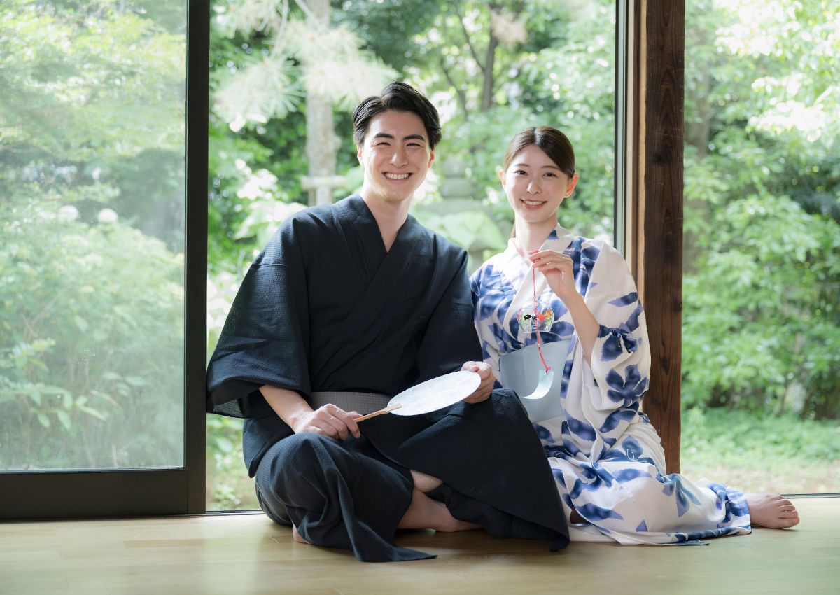 Couple en yukata dans une chambre de ryokan traditionnel