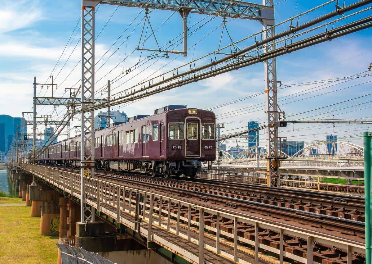 Train quittant Osaka