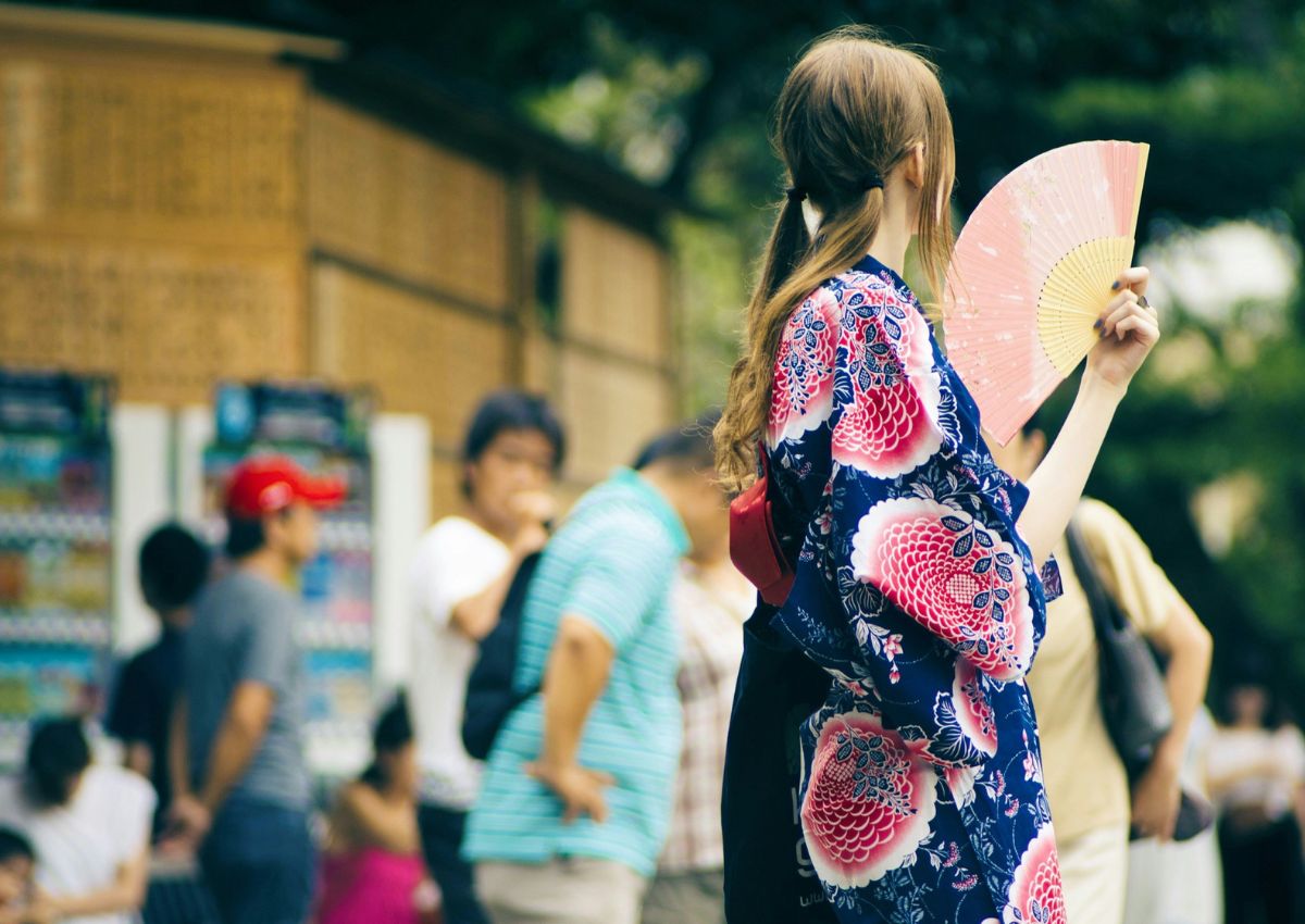 ille portant un yukata au festival d'été au Japon