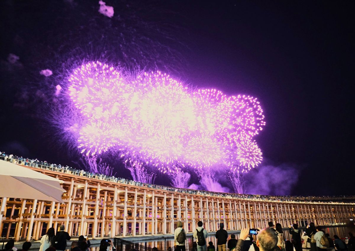 Feux d’artifice en soirée sur le site de l’EXPO