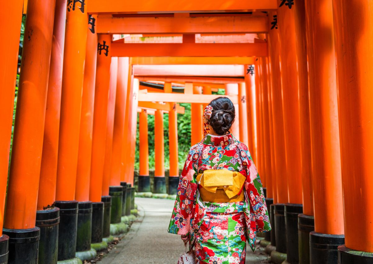 Femme en kimono dans le tunnel de torii du sanctuaire Fushimi inari, Kyoto, Japon