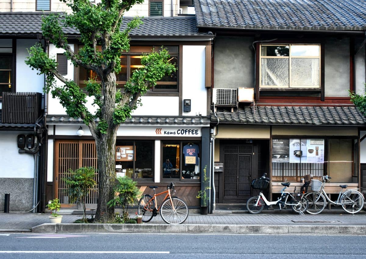 Vélos garés devant un kissaten à Tokyo